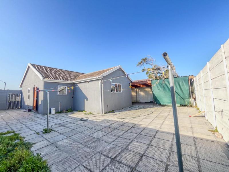 3 Bedroom Property for Sale in Pelikan Park Western Cape